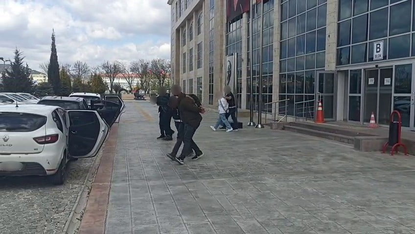 UŞAK’TA GERÇEKLEŞTİREN UYUŞTURUCU OPERASYONLARINDA GÖZALTINA ALINAN 4 ŞÜPHELİDEN 3’Ü...