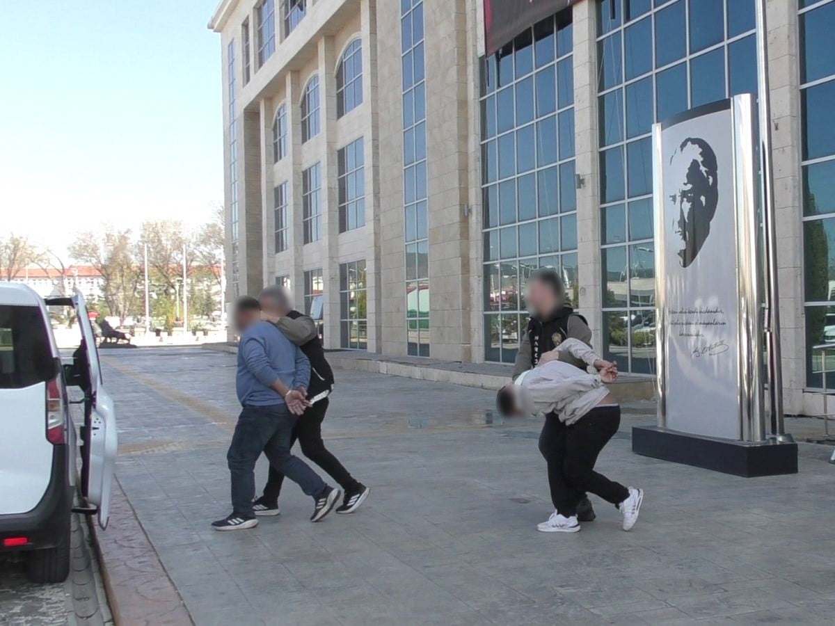 UŞAK’TA GERÇEKLEŞTİREN UYUŞTURUCU OPERASYONLARINDA GÖZALTINA ALINAN 5 ŞÜPHELİDEN 3’Ü...