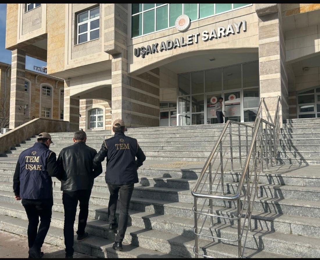 UŞAK’TA HAKKINDA KESİNLEŞMİŞ HAPİS CEZASI BULUNAN ŞAHIS, EMNİYET EKİPLERİNCE YAKALANARAK CEZAEVİNE...