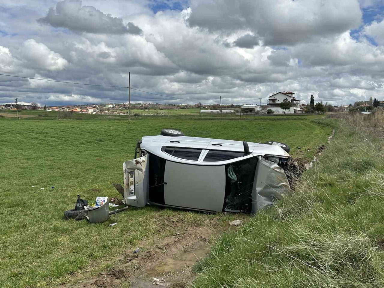 UŞAK’TA OTOMOBİLİN TARLAYA DEVRİLMESİ SONUCU AYNI AİLEDEN 4 KİŞİ YARALANARAK HASTANEYE...