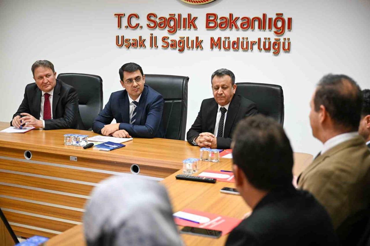 UŞAK VALİSİ SERDAR KARTAL, İL SAĞLIK MÜDÜRLÜĞÜ TOPLANTI SALONU’NDA GERÇEKLEŞTİRİLEN TOPLANTIDA, İL...