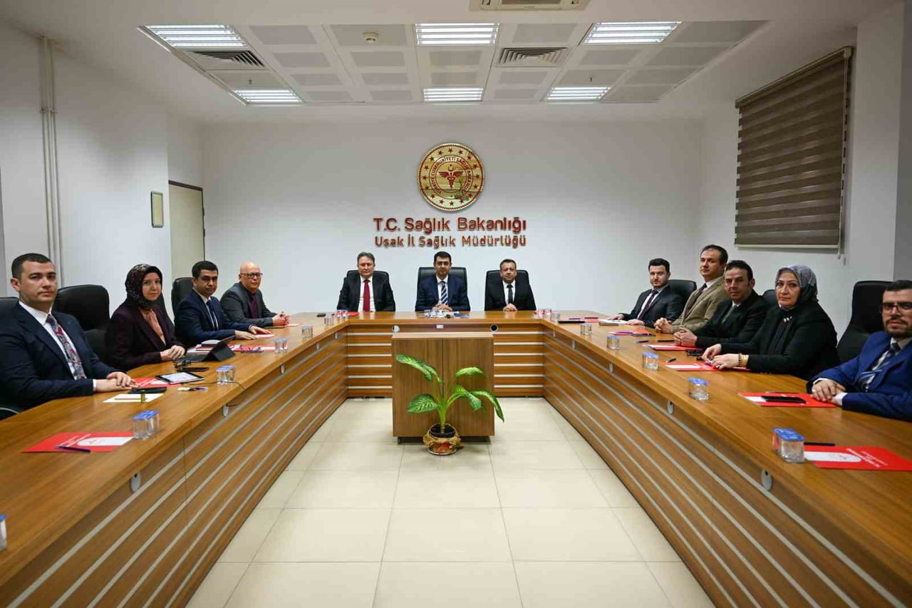 UŞAK VALİSİ SERDAR KARTAL, İL SAĞLIK MÜDÜRLÜĞÜ TOPLANTI SALONU’NDA GERÇEKLEŞTİRİLEN TOPLANTIDA, İL...