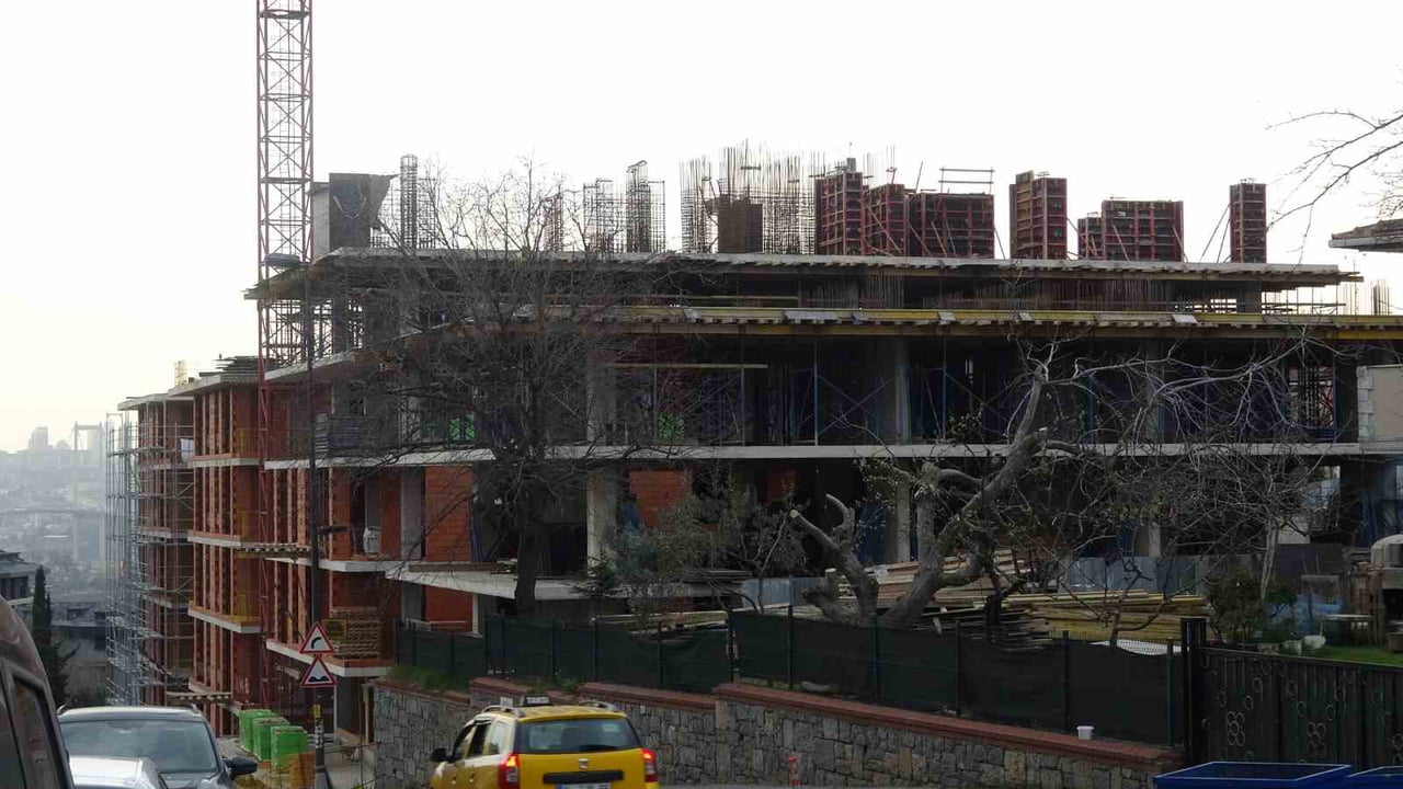 ÜSKÜDAR BELEDİYESİ SINIRLARINDA DEVAM EDEN BİR İNŞAATLA İLGİLİ VATANDAŞLAR, MAHKEME KARARLARINA...