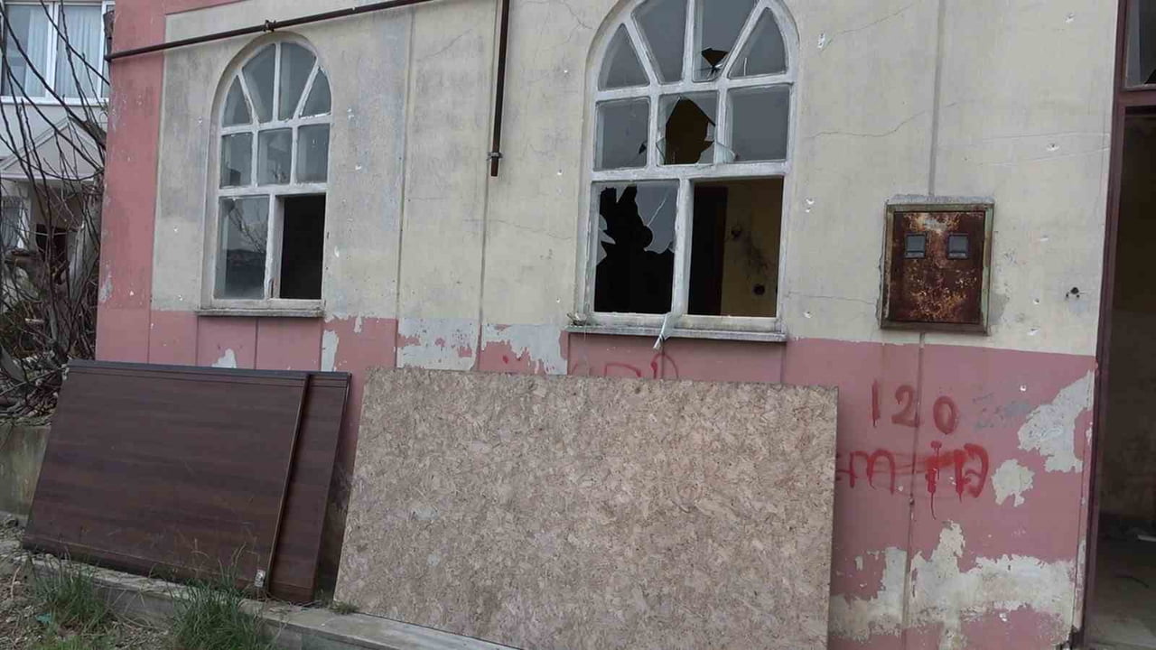 ÜSKÜDAR’DA ATIL BİNADAKİ UYUŞTURUCU KULLANIMI MAHALLE SAKİNLERİNİ TEDİRGİN EDİYOR