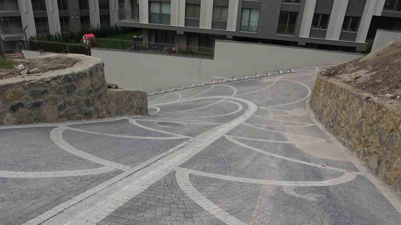 ÜSKÜDAR’DA MAHALLE SAKİNLERİ YOL MAĞDURİYETİNE ÇÖZÜM BEKLİYOR