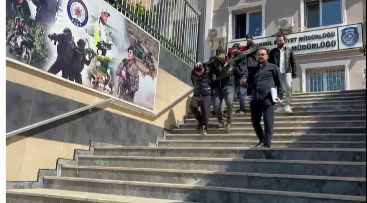 ÜSKÜDAR’DA TRAFİKTE TARTIŞTIKLARI ŞAHSIN ARACINI OTO YIKAMADA KURŞUNLAYAN MOTOSİKLETLİ...