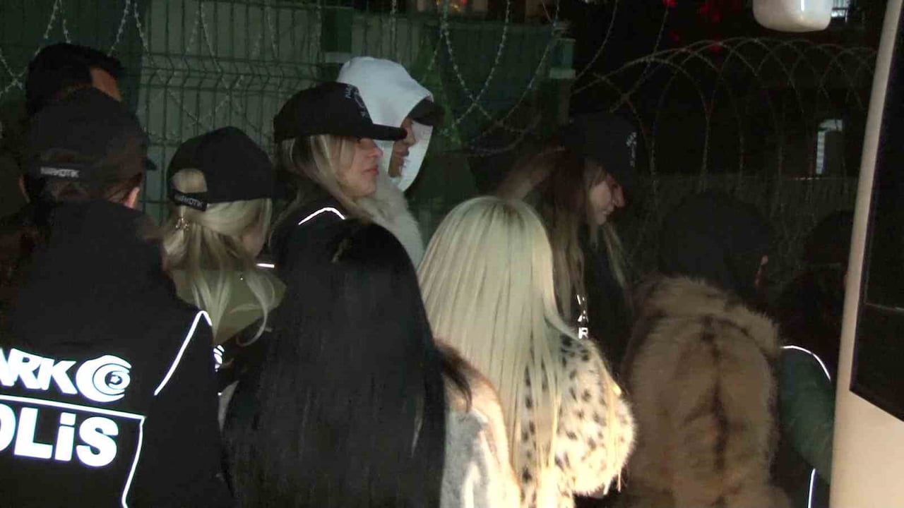 UYUŞTURUCU VE FUHUŞ SORUŞTURMASINDA GÖZALTINA ALINAN ÜNLÜ İSİMLER ADLİYEYE SEVK EDİLDİ