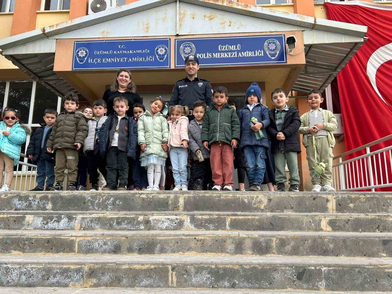 ÜZÜMLÜ’DE ANAOKULU ÖĞRENCİLERİNDEN EMNİYETE ZİYARET