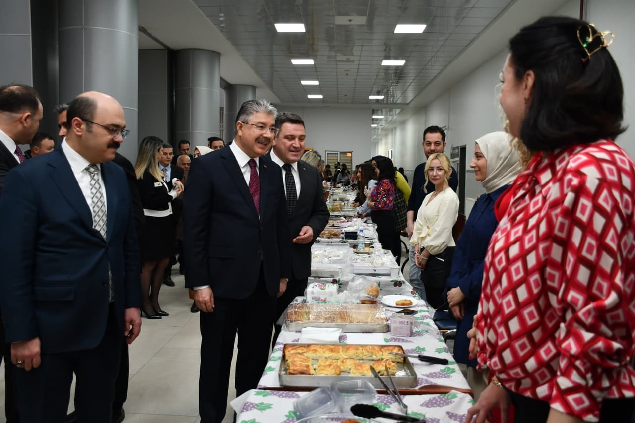 VALİ DR. ERDİNÇ YILMAZ STANTLARI GEZDİ