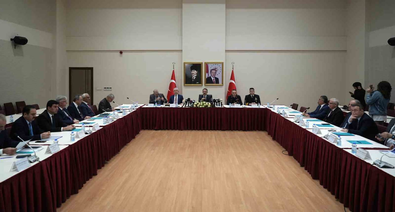 VALİ İLHAMİ AKTAŞ, KARAMÜRSEL ALP TOPLANTI SALONU'NDA BASIN TOPLANTISI DÜZENLEDİ