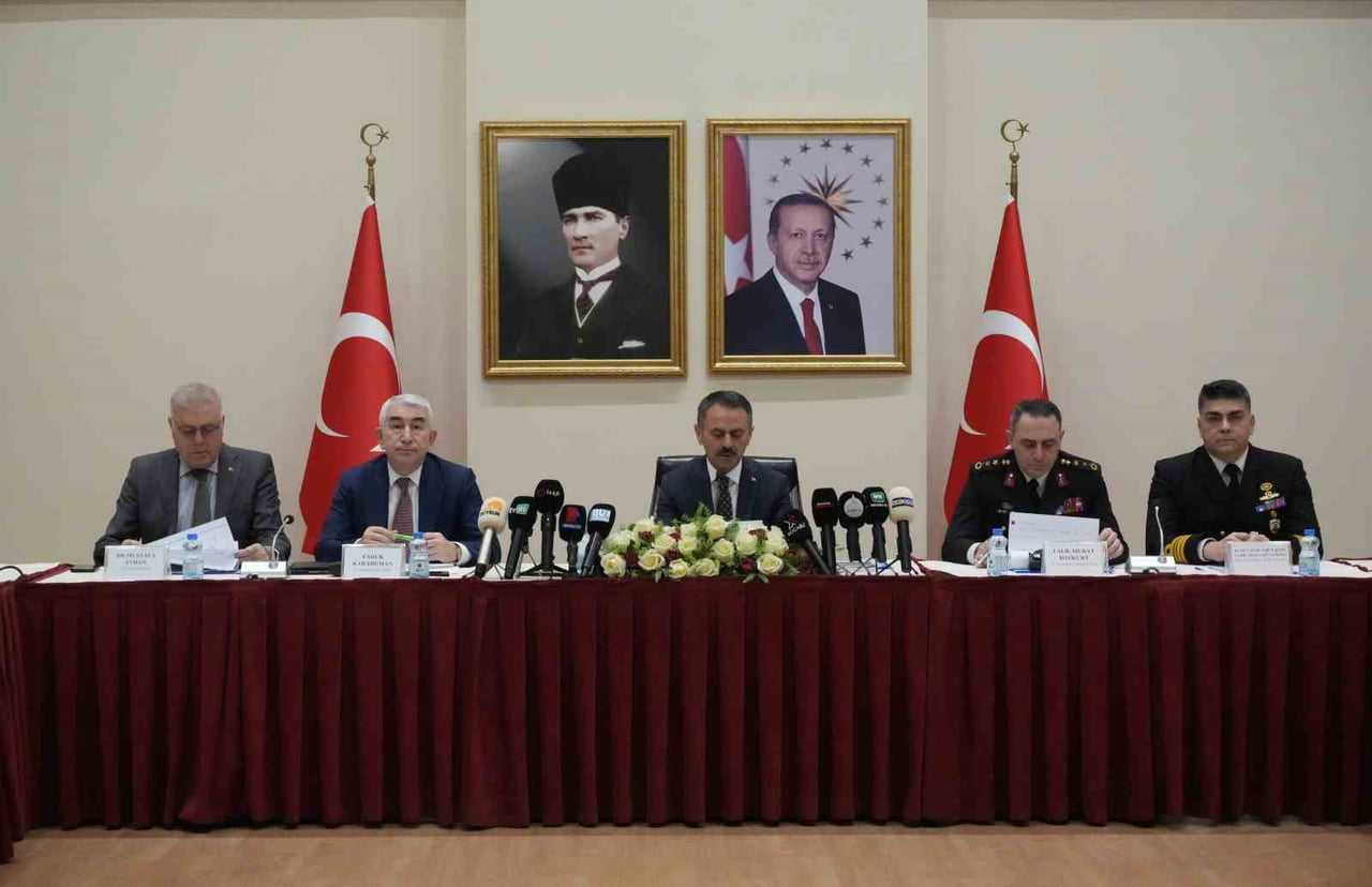 VALİ İLHAMİ AKTAŞ, KARAMÜRSEL ALP TOPLANTI SALONU'NDA BASIN TOPLANTISI DÜZENLEDİ