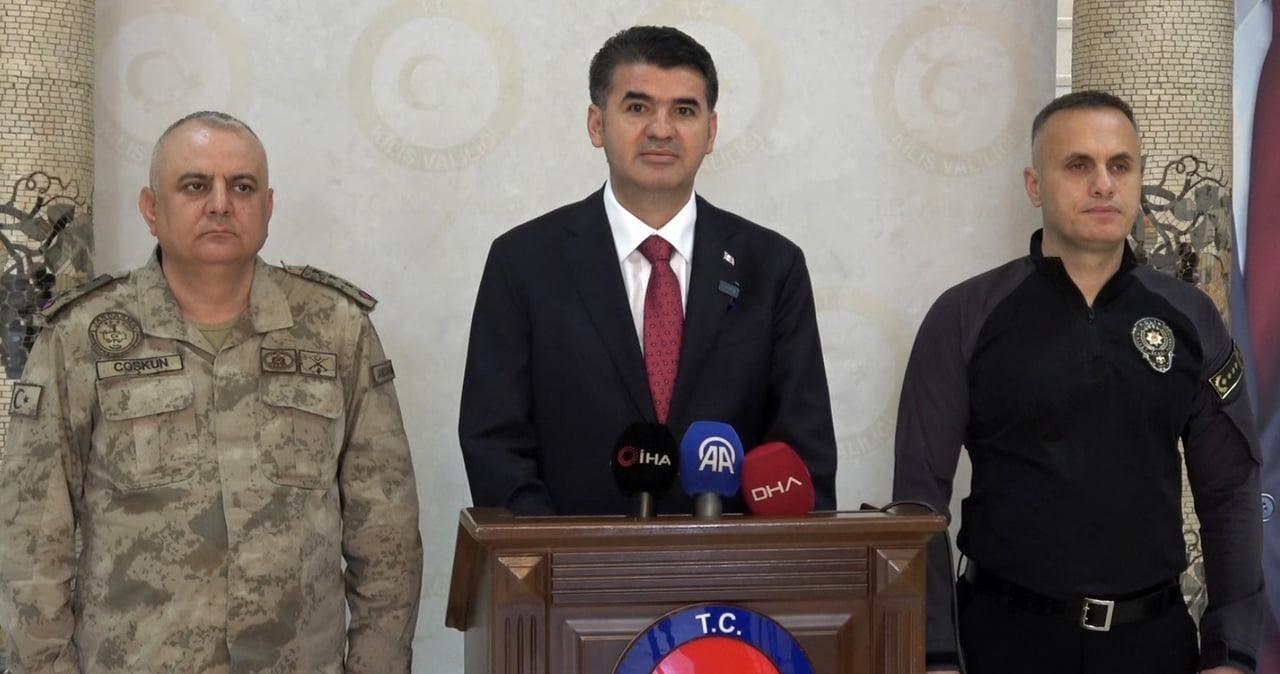 VALİ KALAYLI (ORTADA), İLDEKİ SURİYELİLERİN ÜLKELERİNE GÖNÜLLÜ, GÜVENLİ, ONURLU VE DÜZENLİ GERİ...