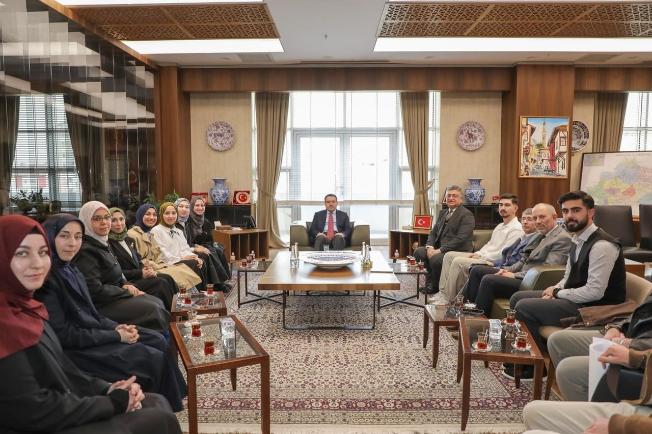 VALİ MUSA IŞIN, ÜNİVERSİTELİ GENÇLERİ AĞIRLADI