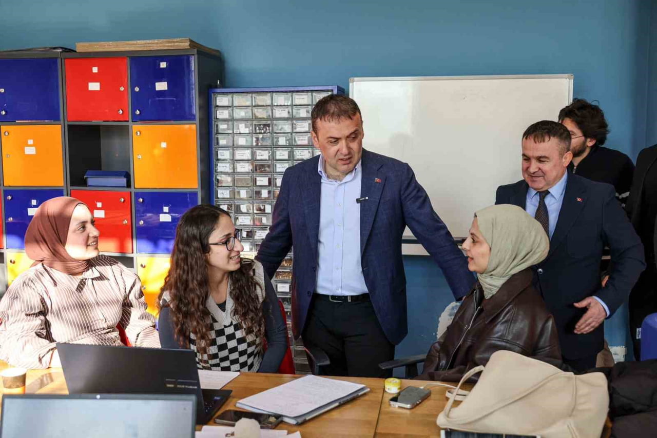 VALİ SÖZER GENÇLİK MERKEZİ'NDEKİ FAALİYETLERİ YERİNDE İNCELEDİ