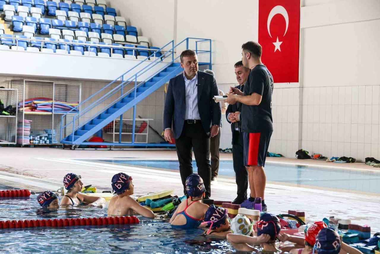 VALİ SÖZER KAPALI YÜZME HAVUZUNDA SPORCULARLA BİR ARAYA GELDİ