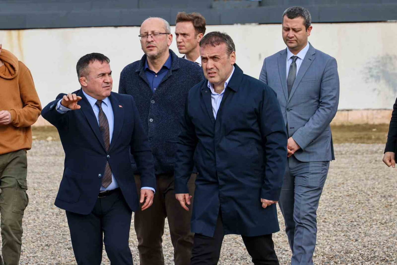 VALİ SÖZER YENİ STADYUM İNŞAATINDA VE SPOR SALONUNDA İNCELEMELERDE BULUNDU
