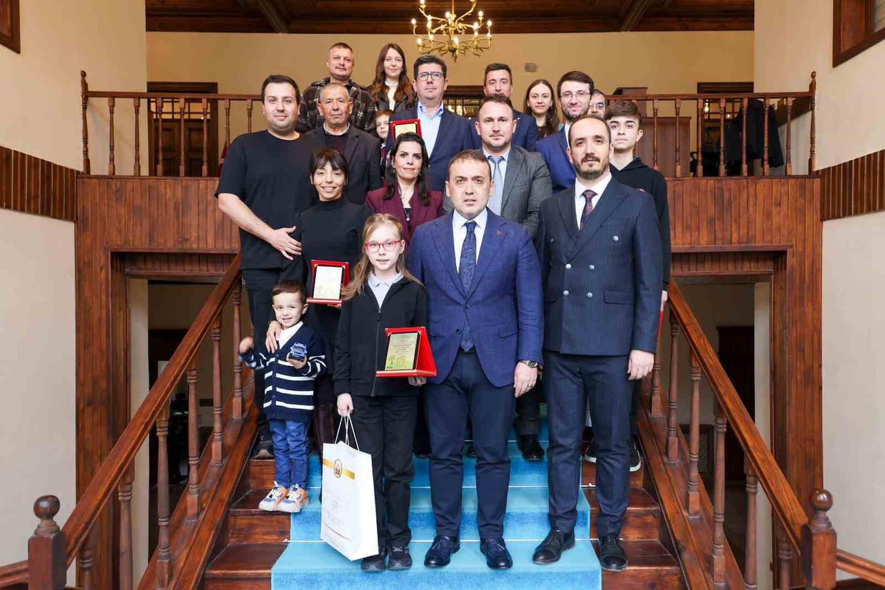 VALİ SÖZER ‘YILIN OKURU’ ÖDÜLLERİNİ TAKDİM ETTİ