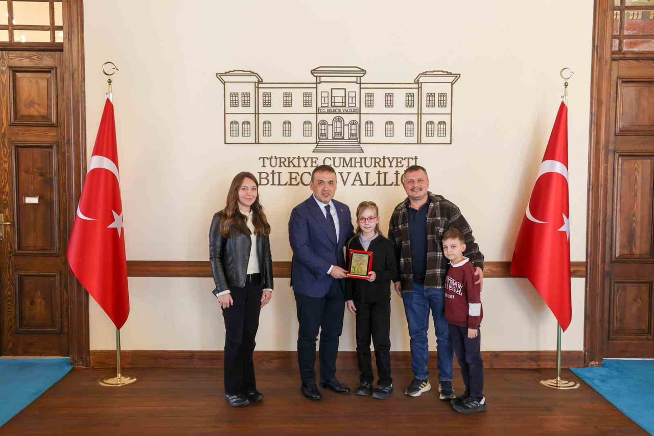 VALİ SÖZER ‘YILIN OKURU’ ÖDÜLLERİNİ TAKDİM ETTİ