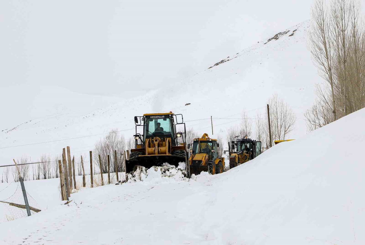 VAN'DA BAHAR MEVSİMİNDE ETKİLİ OLAN KAR YAĞIŞI NEDENİYLE KAPANAN YERLEŞİM YERİ YOLLARININ AÇILMASI...