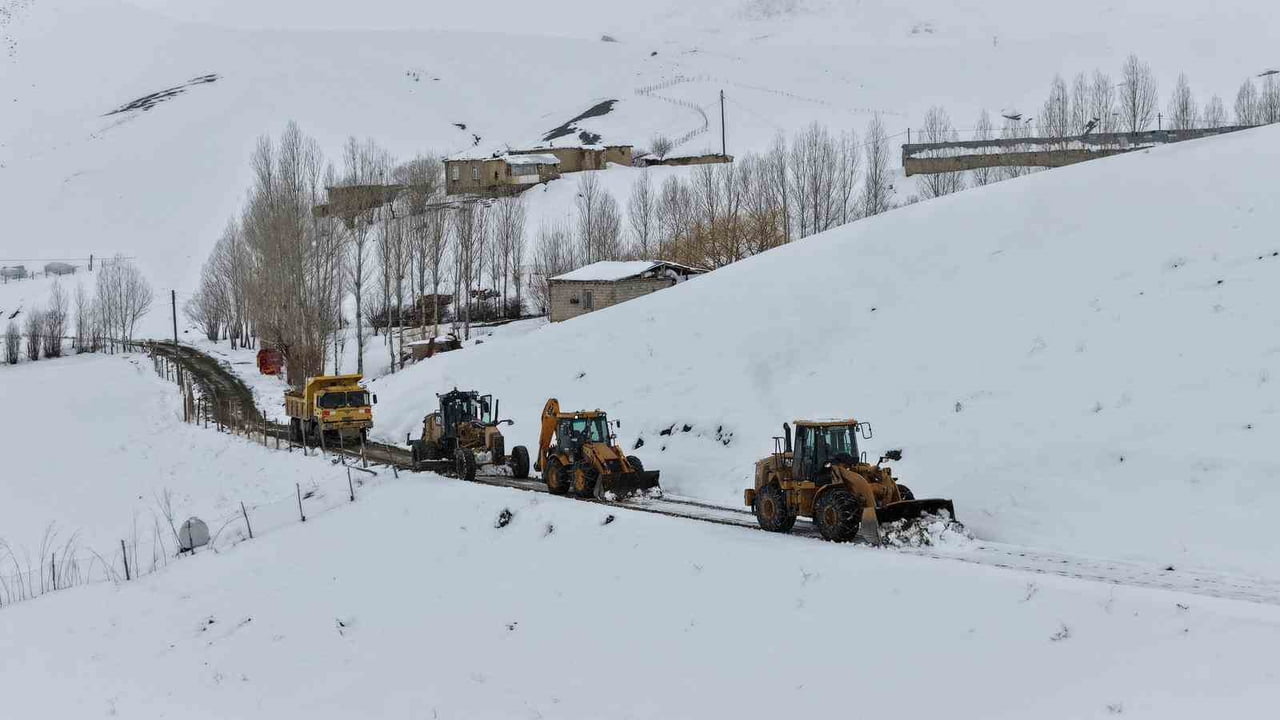 VAN'DA BAHAR MEVSİMİNDE ETKİLİ OLAN KAR YAĞIŞI NEDENİYLE KAPANAN YERLEŞİM YERİ YOLLARININ AÇILMASI...