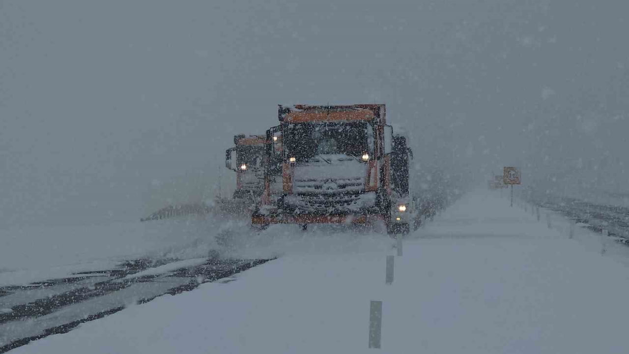 VAN'DA BAHAR MEVSİMİNİN GELMESİ BEKLENİRKEN, NİSAN AYINDA ETKİLİ OLAN YOĞUN KAR YAĞIŞI HAYATI...