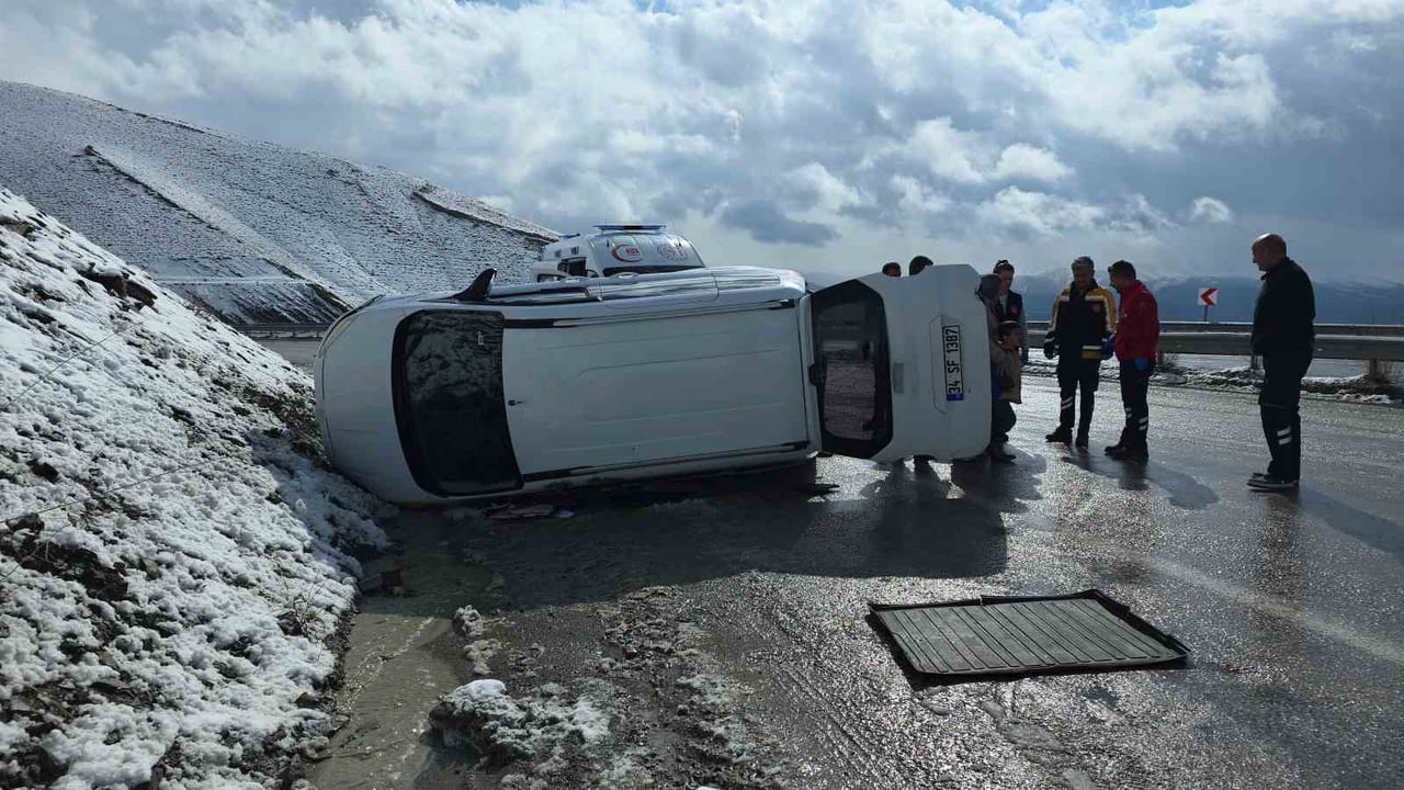 VAN'DA KAPALI KASA HAFİF TİCARİ KAMYONETİN KAZA YAPMASI SONUCU 1 KİŞİ YARALANDI