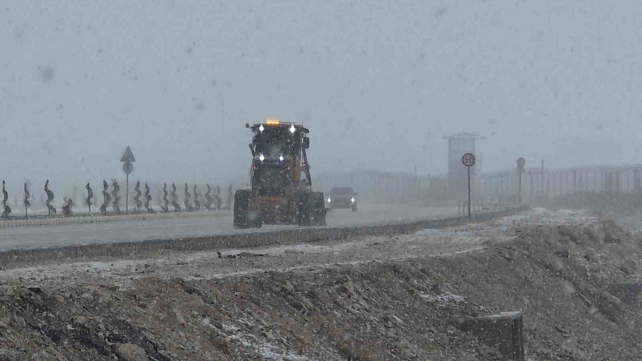 VAN'DA NİSAN AYINDA ETKİLİ OLAN KAR YAĞIŞIYLA 93 YERLEŞİM YERİNİN YOLU ULAŞIMA KAPANDI