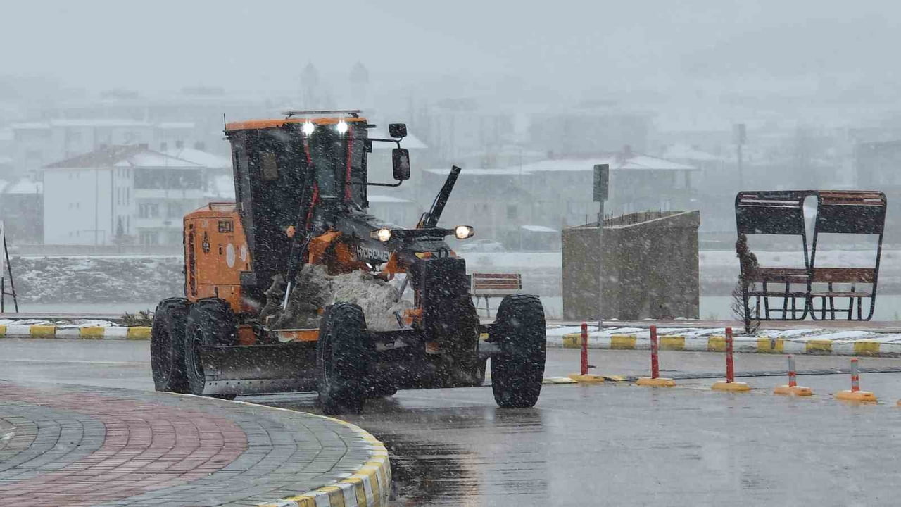 VAN'DA NİSAN AYINDA ETKİLİ OLAN KAR YAĞIŞIYLA 93 YERLEŞİM YERİNİN YOLU ULAŞIMA KAPANDI