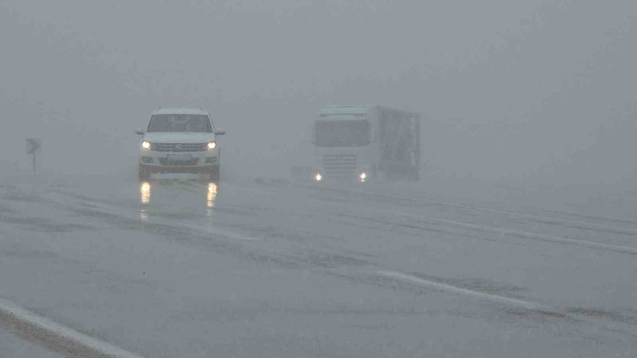 VAN'DA ÖĞLE SAATLERİNDE ETKİLİ OLAN KAR YAĞIŞI VE SİS 2 BİN 225 RAKIMLI KURUBAŞ GEÇİDİ'DE TRAFİĞİ...