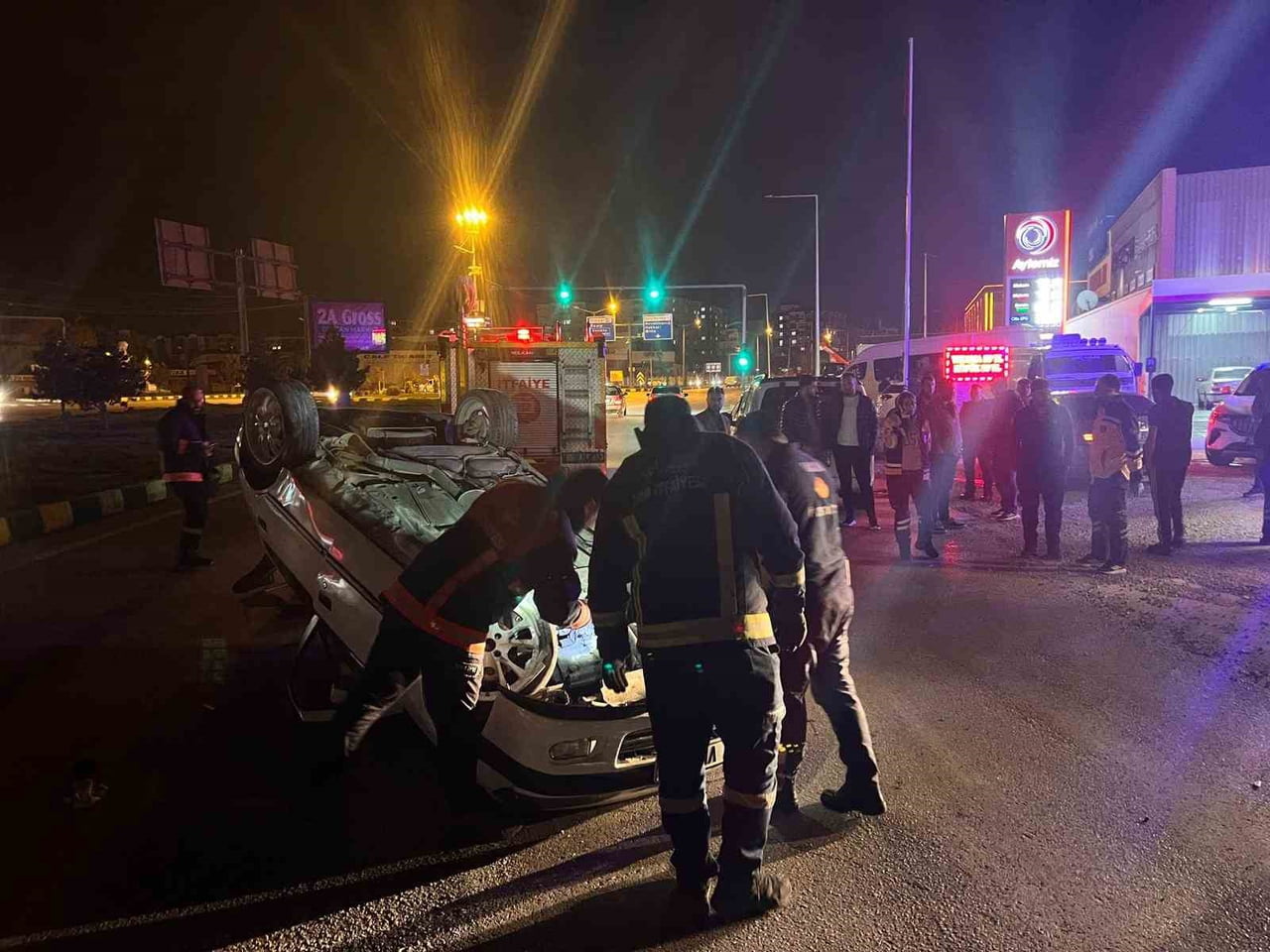 VAN'DA OTOMOBİLİN TAKLA ATMASI SONUCU MEYDANA GELEN TRAFİK KAZASINDA 1 KİŞİ YARALANDI.