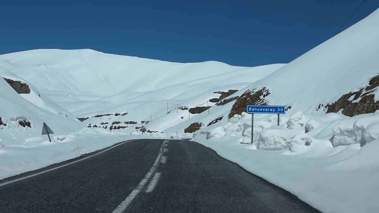 VAN'IN BAHÇESARAY İLÇESİNE ULAŞIMI SAĞLAYAN VE YAKLAŞIK ÜÇ AYDIR KAPALI OLAN YOLDA BAŞLATILAN...