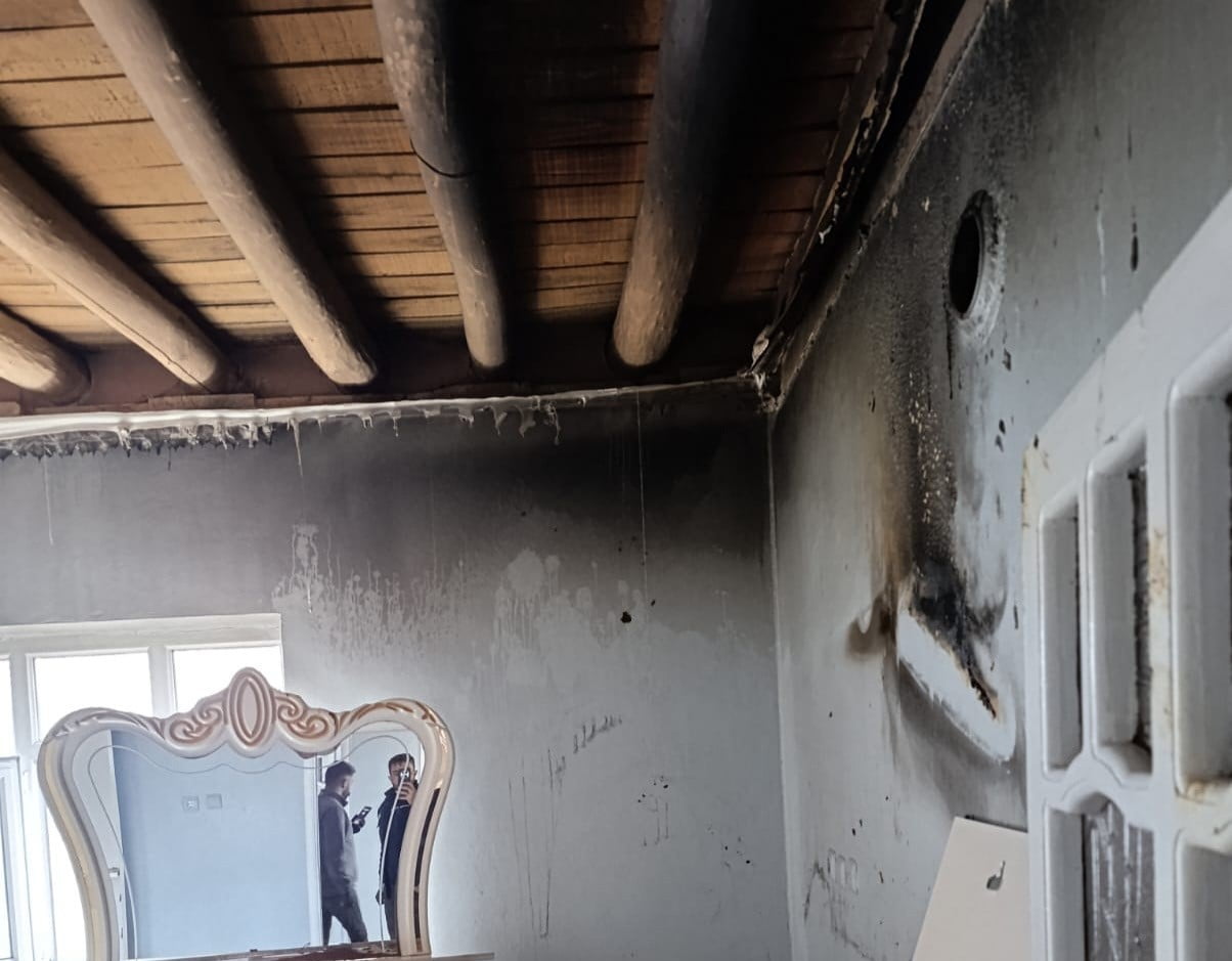 VAN'IN BAŞKALE İLÇESİNDE EVDE ÇIKAN YANGIN MADDİ HASARA YOL AÇTI.