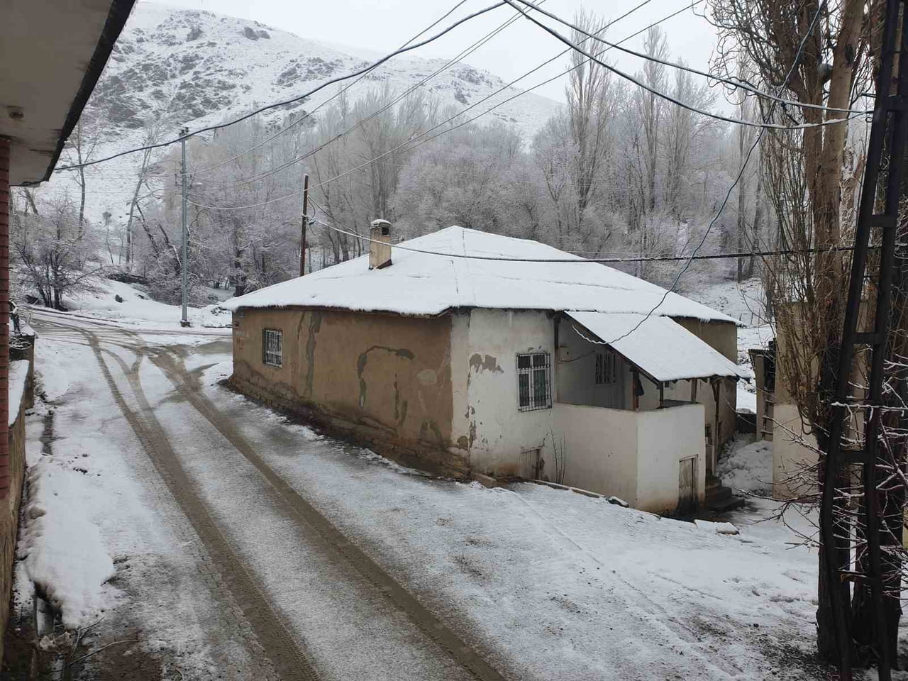 VAN'IN BAŞKALE İLÇESİNDE NİSAN AYINDA ETKİLİ OLAN YOĞUN KAR YAĞIŞI HAYATI OLUMSUZ...