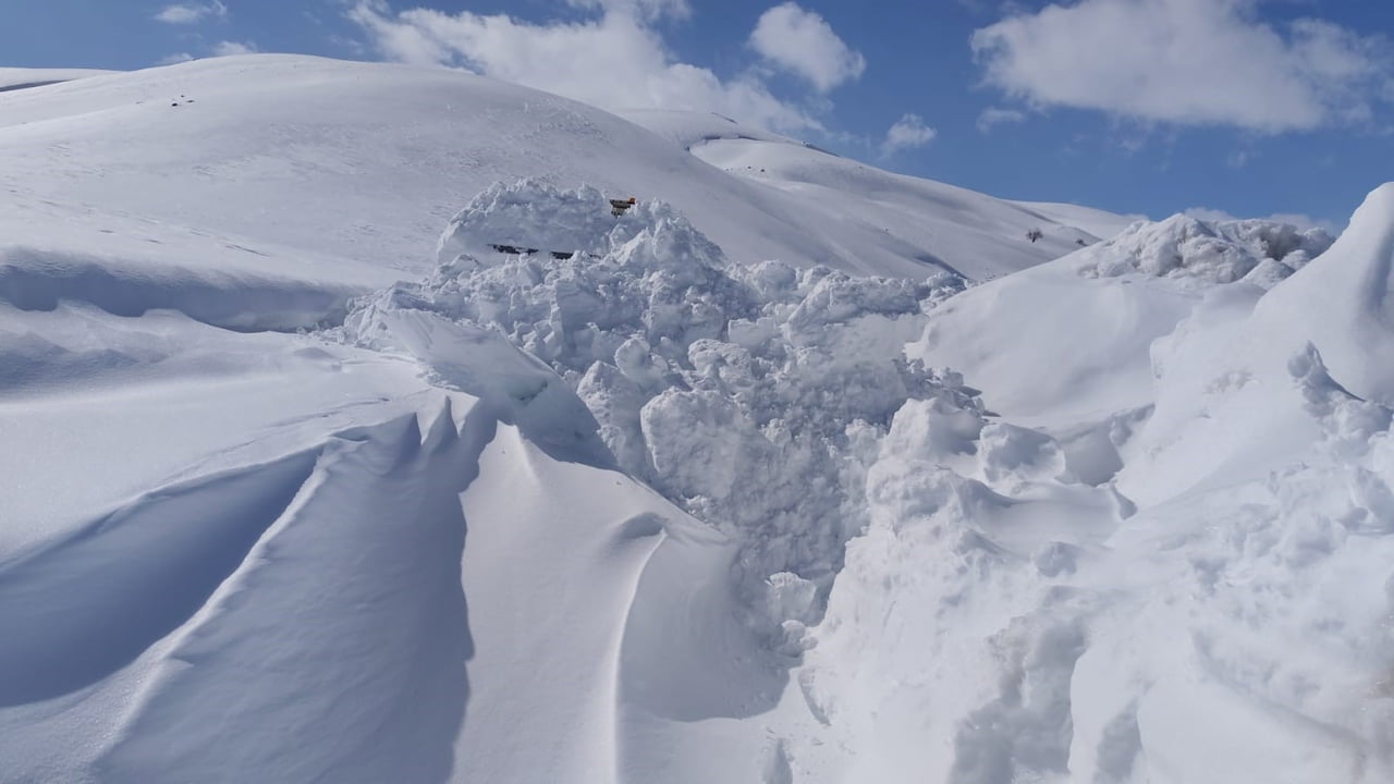 VAN'IN BAŞKALE İLÇESİNE BAĞLI AYDEMİR GRUP YOLUNDA NİSAN AYINA RAĞMEN YER YER 5 METREYİ BULAN...