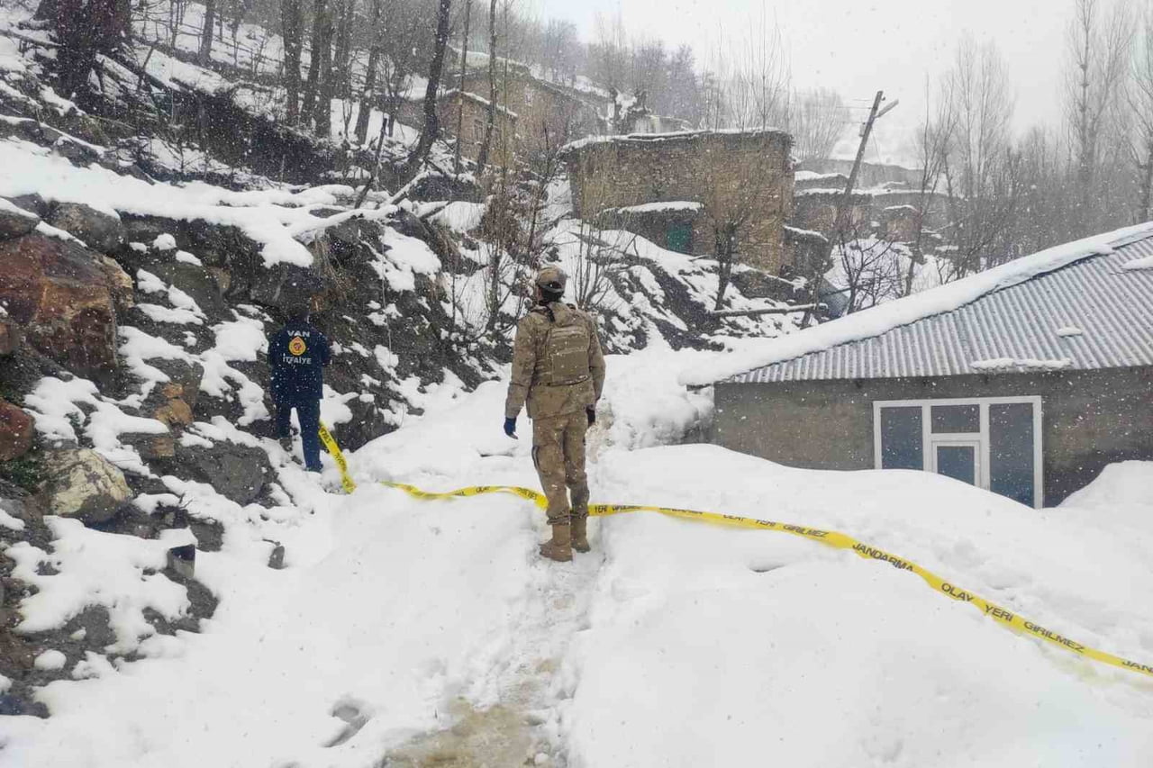 VAN'IN ÇATAK İLÇESİNDE MEYDANA GELEN TOPRAK KAYMASI SONUCU 2 KATLI BİR EVDE MADDİ HASARA YOL...