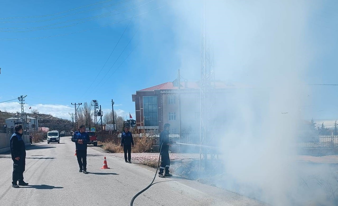 VAN'IN EDREMİT İLÇESİNDE ÇIKAN ANIZ YANGINI İTFAİYE EKİPLERİ TARAFINDAN SÖNDÜRÜLDÜ.
