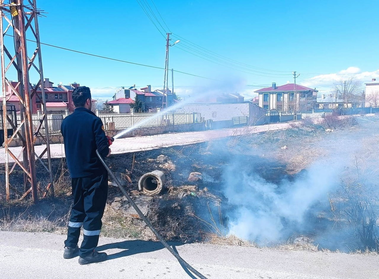 VAN'IN EDREMİT İLÇESİNDE ÇIKAN ANIZ YANGINI İTFAİYE EKİPLERİ TARAFINDAN SÖNDÜRÜLDÜ.