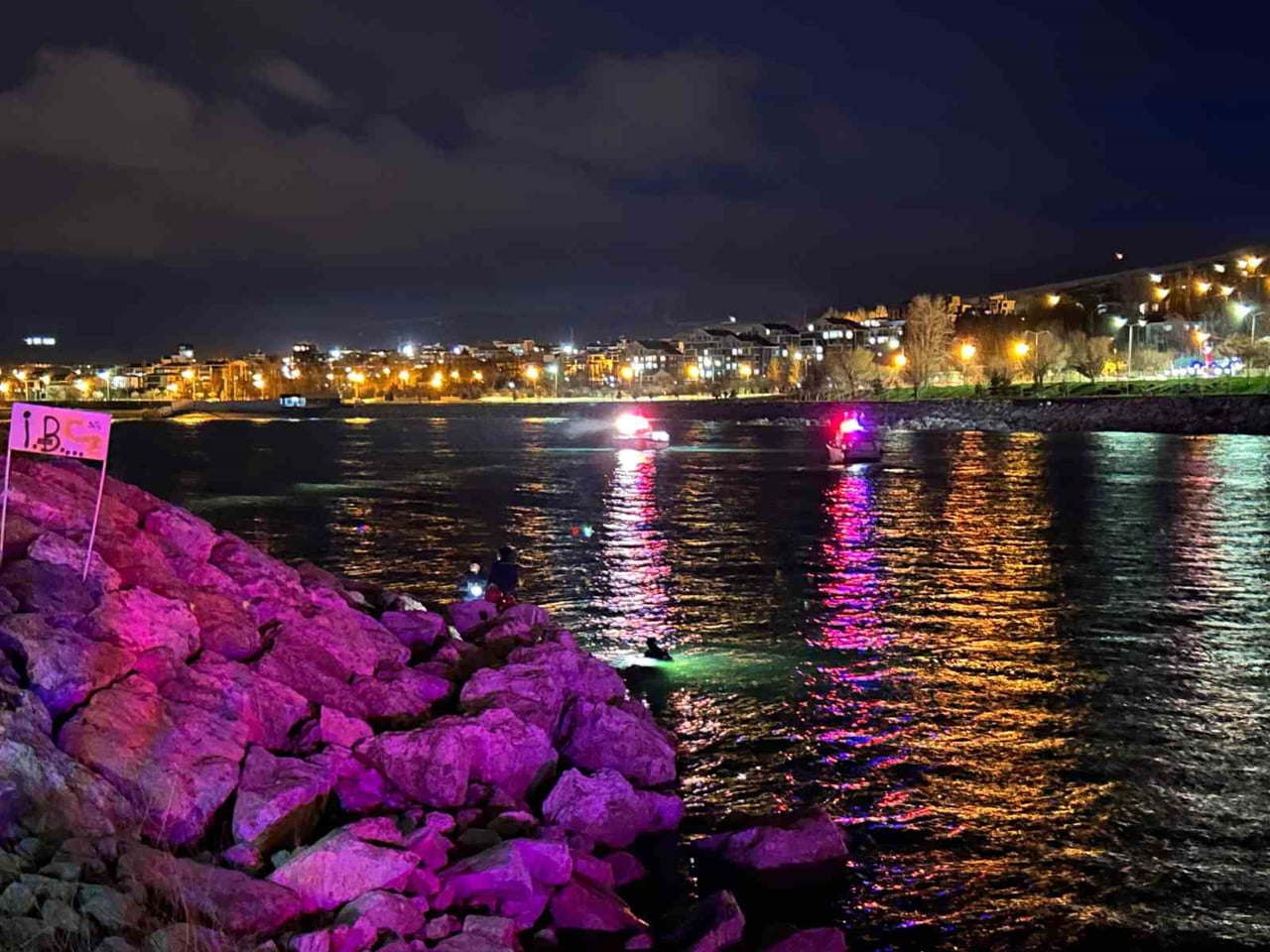 VAN'IN EDREMİT İLÇESİNDE GÖLE DÜŞEN BİR ŞAHIS İÇİN ARAMA KURTARMA ÇALIŞMALARI...