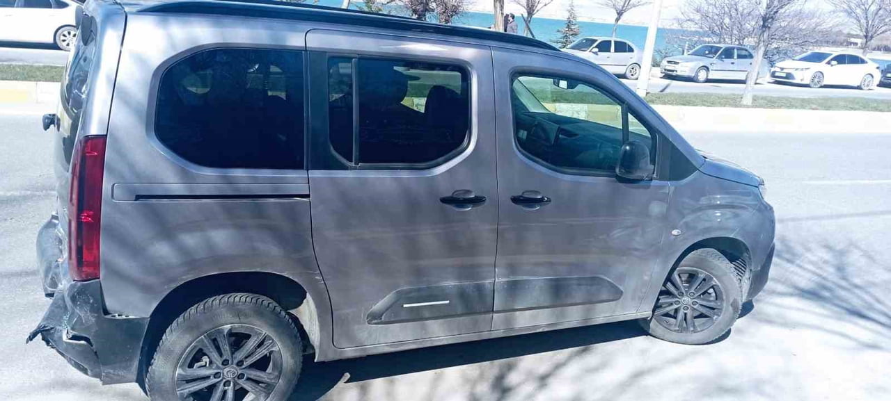 VAN'IN EDREMİT İLÇESİNDE OTOMOBİL İLE KAPALI KASA KAMYONETİN ÇARPIŞMASI SONUCU 2 KİŞİ...