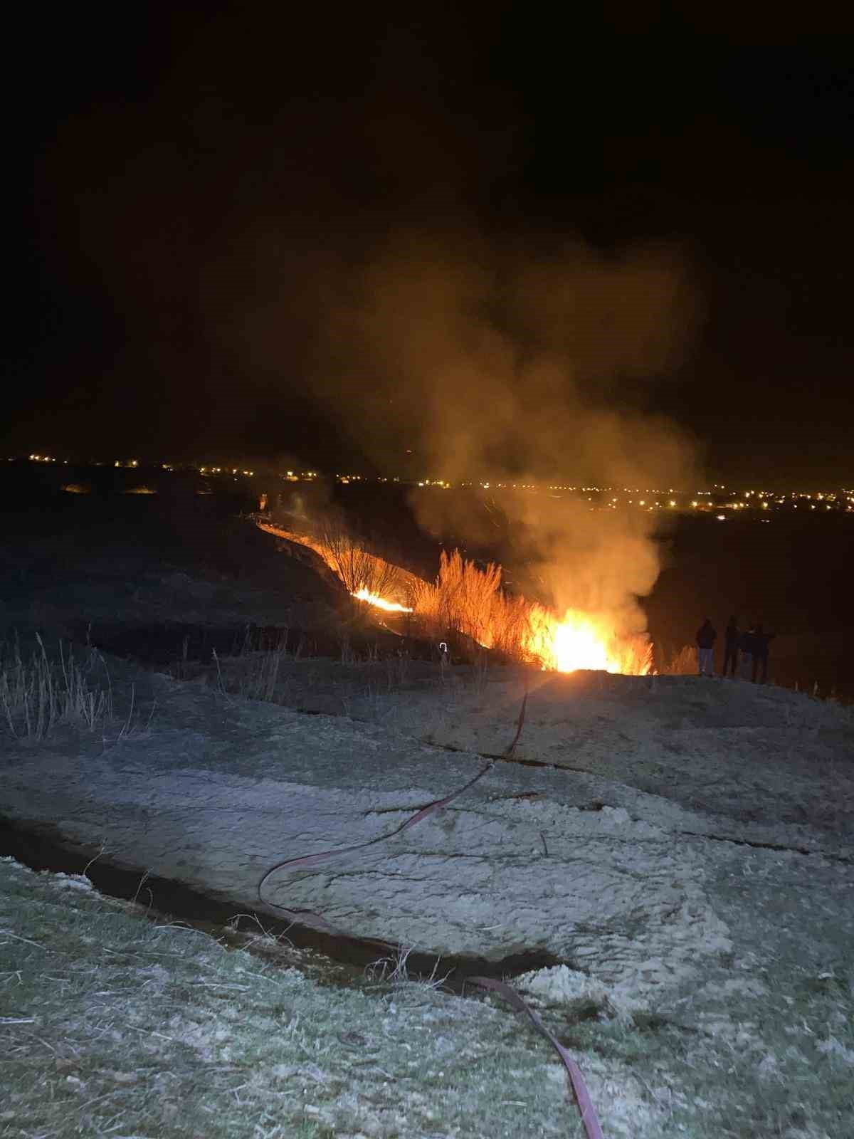 VAN'IN EDREMİT İLÇESİNDE SAZLIK ALANINDA ÇIKAN YANGINI İTFAİYE EKİPLERİNCE UZUN MÜCADELE SONUCU ...