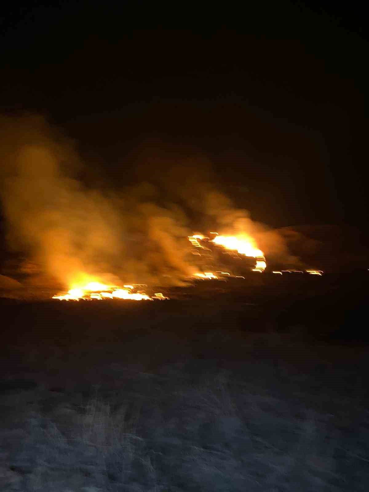 VAN'IN EDREMİT İLÇESİNDE SAZLIK ALANINDA ÇIKAN YANGINI İTFAİYE EKİPLERİNCE UZUN MÜCADELE SONUCU ...