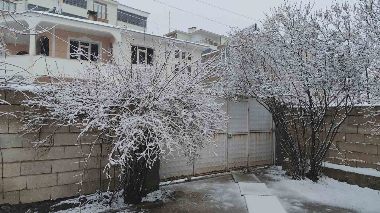 VAN'IN ERCİŞ İLÇESİNDE NİSAN AYINDA ETKİLİ OLAN KAR YAĞIŞI HAYATI OLUMSUZ ETKİLEDİ.