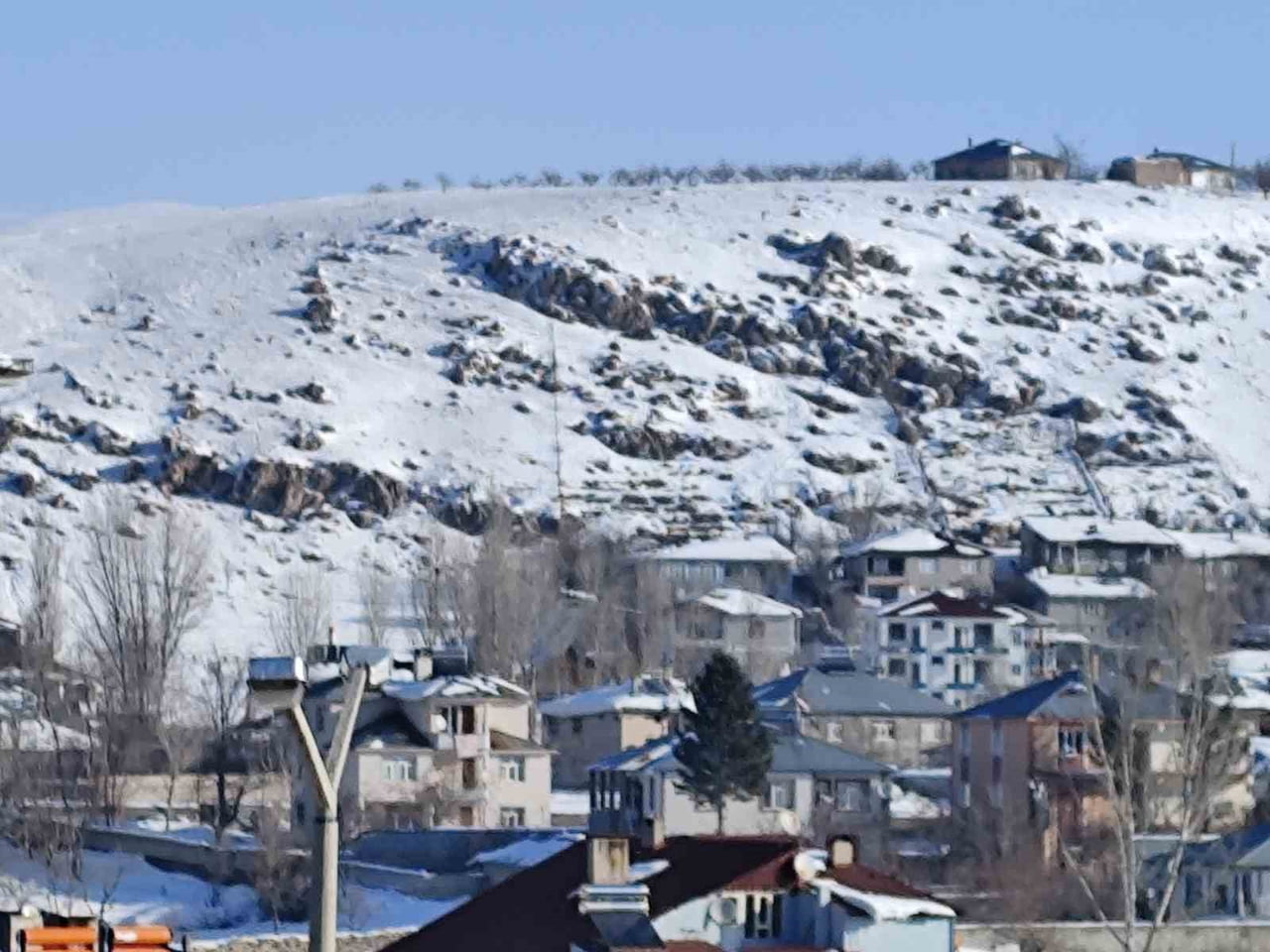 VAN'IN ERCİŞ İLÇESİNDE NİSAN AYINDA KAR YAĞIŞI ETKİLİ OLDU.