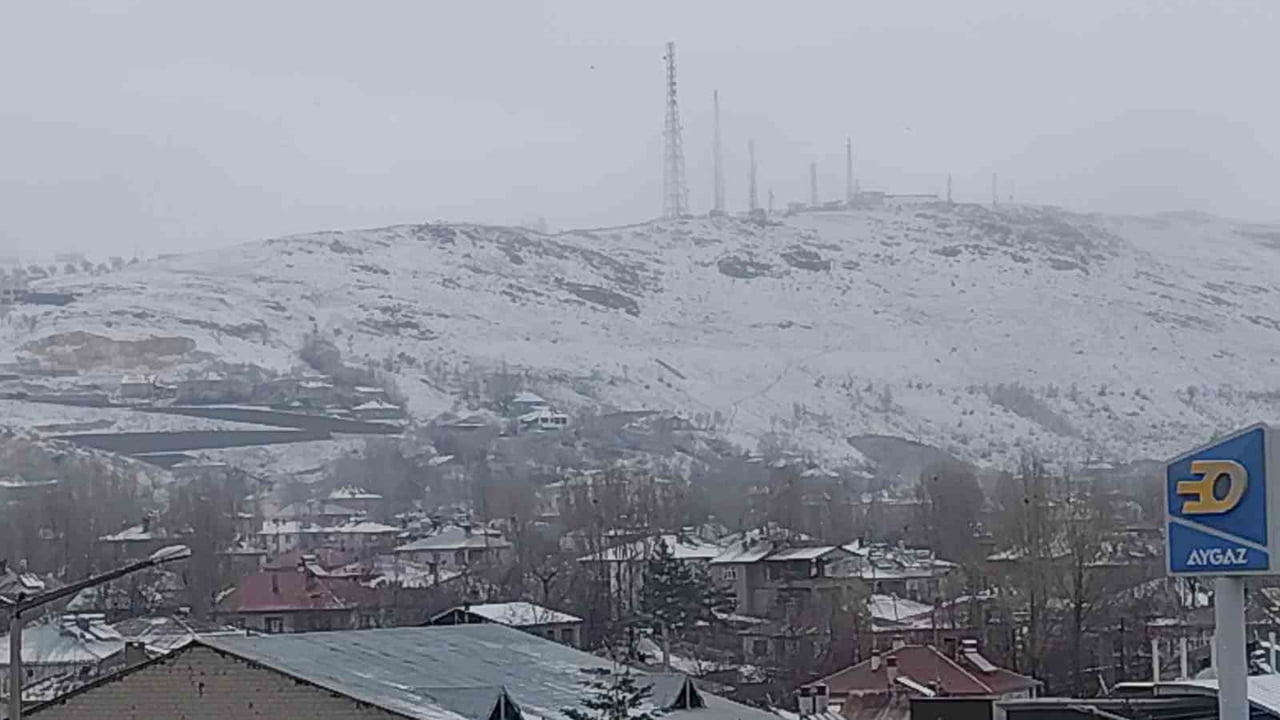 VAN'IN ERCİŞ İLÇESİNDE NİSAN AYINDA YAĞAN KAR HER YERİ BEYAZA BÜRÜDÜ.