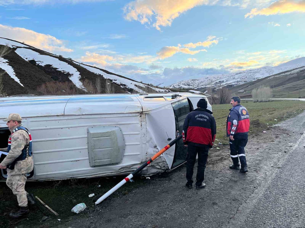 VAN'IN GEVAŞ İLÇESİNDE MİNİBÜSÜN TAKLA ATMASI SONUCU MEYDANA GELEN TRAFİK KAZASINDA 11 KİŞİ...