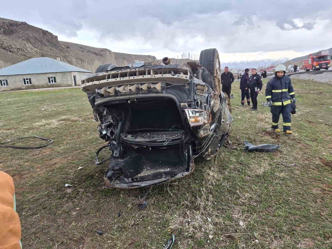 VAN'IN MURADİYE İLÇESİNDE OTOMOBİLİN TAKLA ATMASI SONUCU MEYDANA GELEN TRAFİK KAZASINDA 3 KİŞİ DE...