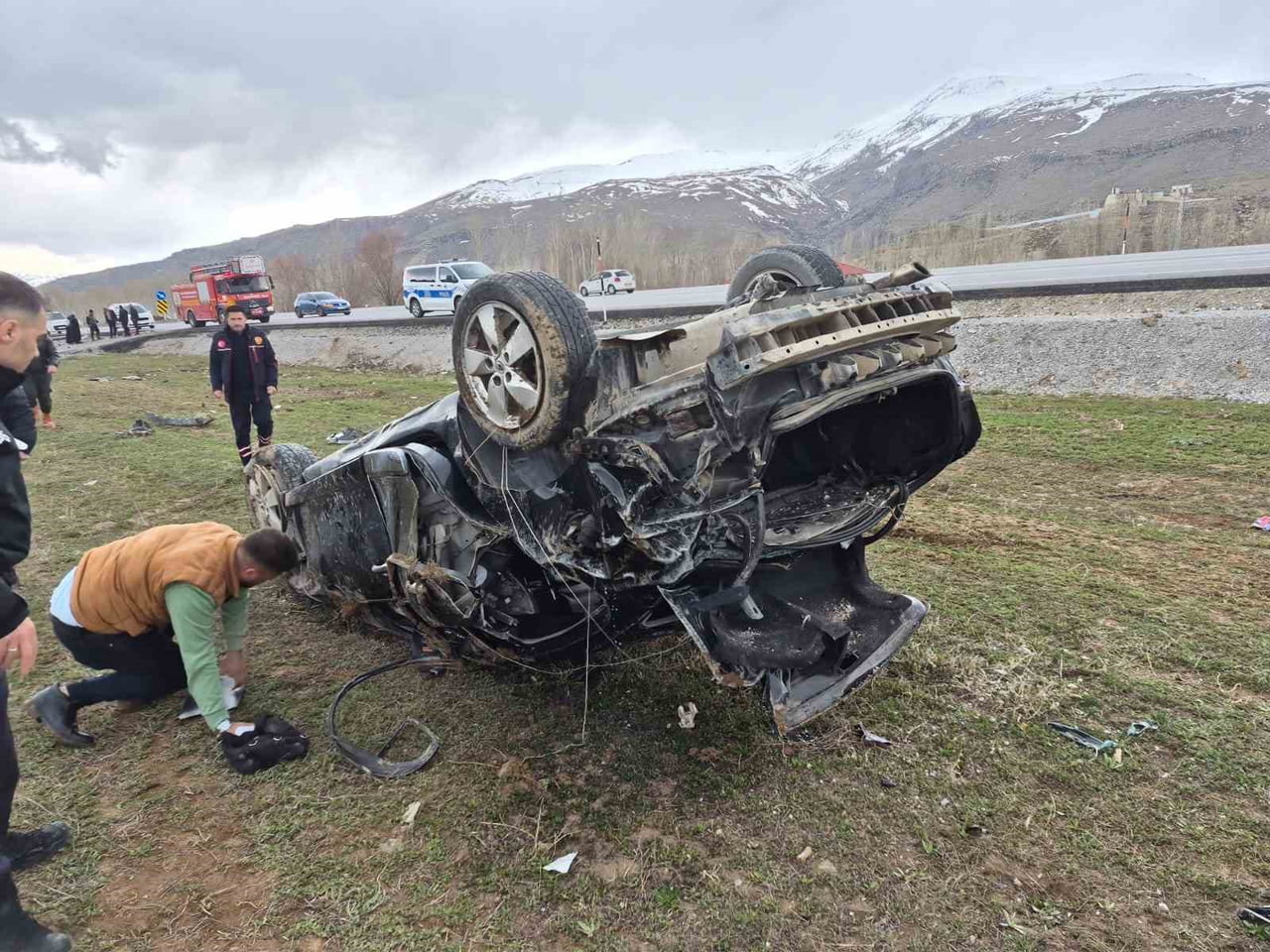 VAN'IN MURADİYE İLÇESİNDE OTOMOBİLİN TAKLA ATMASI SONUCU MEYDANA GELEN TRAFİK KAZASINDA 3 KİŞİ DE...