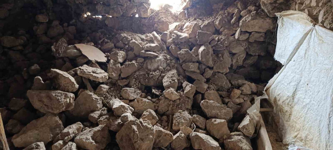 VAN'IN TUŞBA İLÇESİNDE 5.2 BÜYÜKLÜĞÜNDEKİ DEPREMDE BİR AHIRIN DUVARI ÇÖKTÜ.