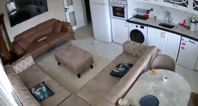 VAN'IN TUŞBA İLÇESİNDE MEYDANA GELEN 5.2 BÜYÜKLÜĞÜNDEKİ DEPREM, BİR EVİN GÜVENLİK KAMERASINA...