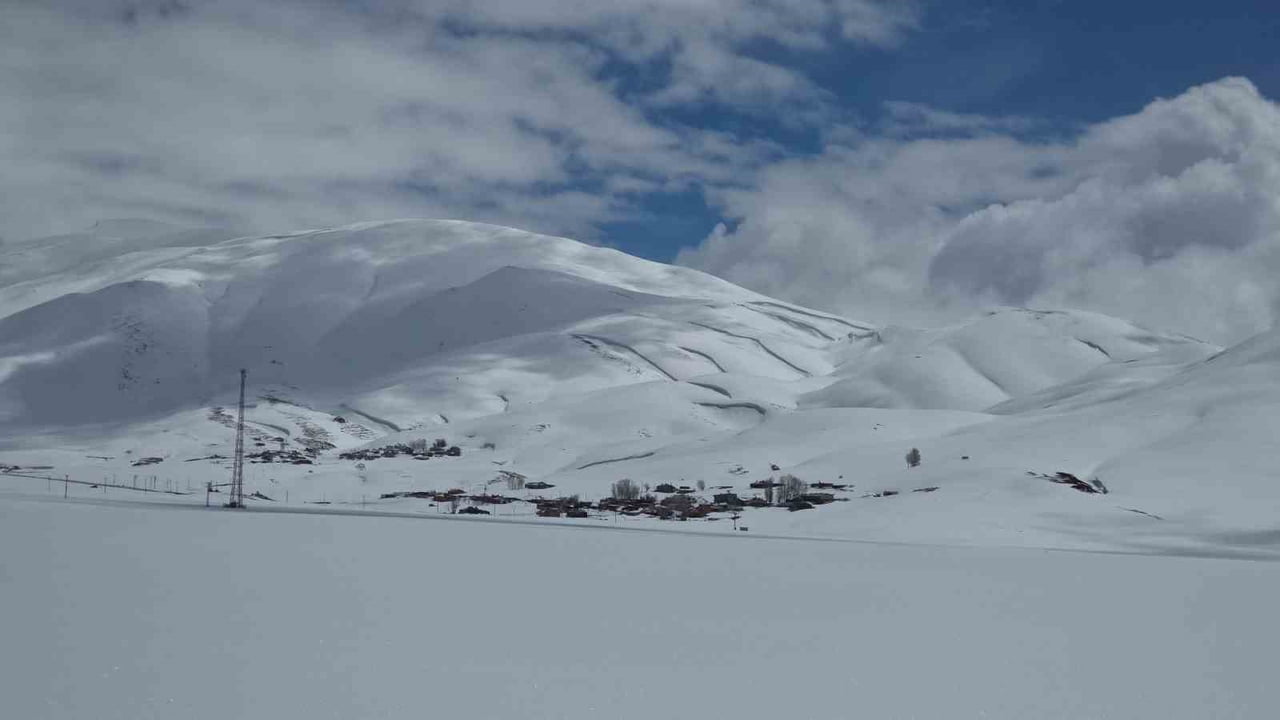 VAN'IN YÜKSEK KESİMLERİNDE ETKİLİ OLAN KAR YAĞIŞI SONRASI, DAĞLAR BEYAZ ÖRTÜYLE KAPLAYARAK GÜZEL...